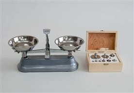 Waga szkolna metalowa 2kg z odważnikami