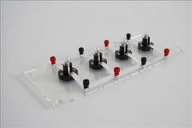 Cztery oprawki do żarówek na podstawce