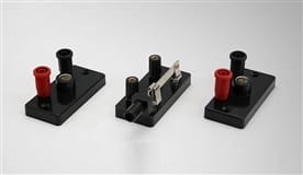 Dwie żarówki na podstawkach i wyłącznik